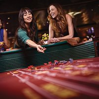 Foto eines Roulette Tisches mit begeisterten Spielerinnen