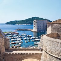 Blick von der Stadtmauer auf den Boot- und Yachthafen der Altstadt