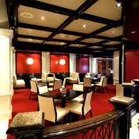 Tische und Sitzgelegenheiten in der Red Bar