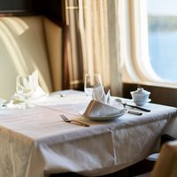 Gedeckter Tisch mit Meerblick im Harmony Spezialitätenrestaurant