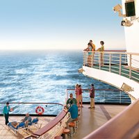 Blick von oben auf ein Deck am Heck mit Pool