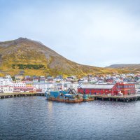 Siedlung im Bereich des Polarkreises mit roten Holzhäusern
