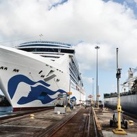 Bild der Island Princess von vorne vom Pier aus