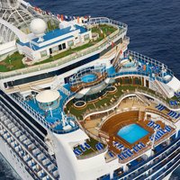 Luftbild des Achterdecks mit Pool, Sonnenliegen, Jaccuzis und Minigolfanlage