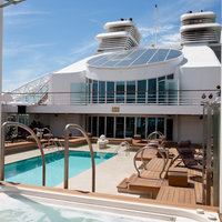 Foto aus einem Jaccuzi heraus mit Blick auf das Pooldeck