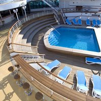 Foto von oben auf den Pool am Heck mit Sonnenliegen