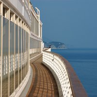 Foto der Reling und Joggingstrecke