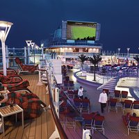 Foto vom gemeinsamen Public Viewing eines Fußballspiels auf der großen Leinwand auf dem Pooldeck