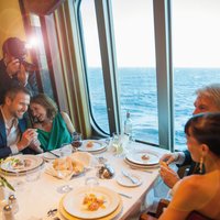 Gedeckter Tisch am Fenster mit Meerblick