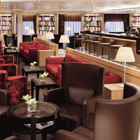 Einrichtung des Seabourn Square mit Sofas, Sesseln und Tischen