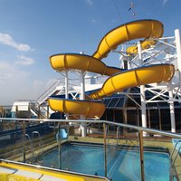 Wasserrutsche auf dem Sonnendeck