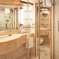 Foto vom Badezimmer in einer Suite auf der Majestic Princess