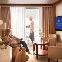 Foto: Sitzgelegenheiten und Balkon einer Suite auf der Majestic Princess