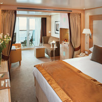 Bett und Sitzgelegenheiten einer Veranda Suite