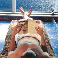 Mann liegt und liest