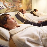 Bild von Frauen auf Ruheliegen im Spa