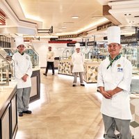 Bild: Köche im World fresh Marketplace vor den Buffettheken