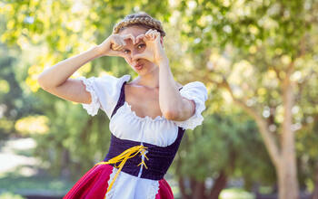 Frau mit Oktoberfest-Dirndl bei AIDA